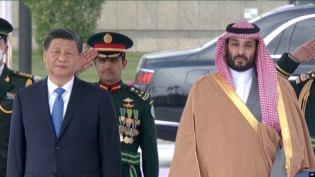 Presiden China Xi Jinping (kiri), menyambut Putra Mahkota Arab Saudi, yang juga Perdana Menteri negara itu, Mohammed bin Salman di Riyadh, Arab Saudi, 8 Desember 2022.