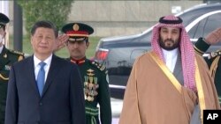 Presiden China Xi Jinping (kiri), menyambut Putra Mahkota Arab Saudi, yang juga Perdana Menteri negara itu, Mohammed bin Salman di Riyadh, Arab Saudi, 8 Desember 2022.