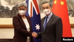 澳大利亞外長黃英賢2022年12月21日在北京會見中國外長王毅。