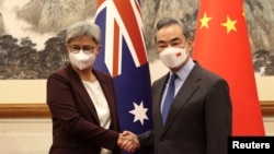 21일 중국을 방문한 페니 웡 호주 외교장관(왼쪽)이 베이징에서 왕이 중국 공산당 중앙정치국 위원 겸 외교부장과 회담했다.