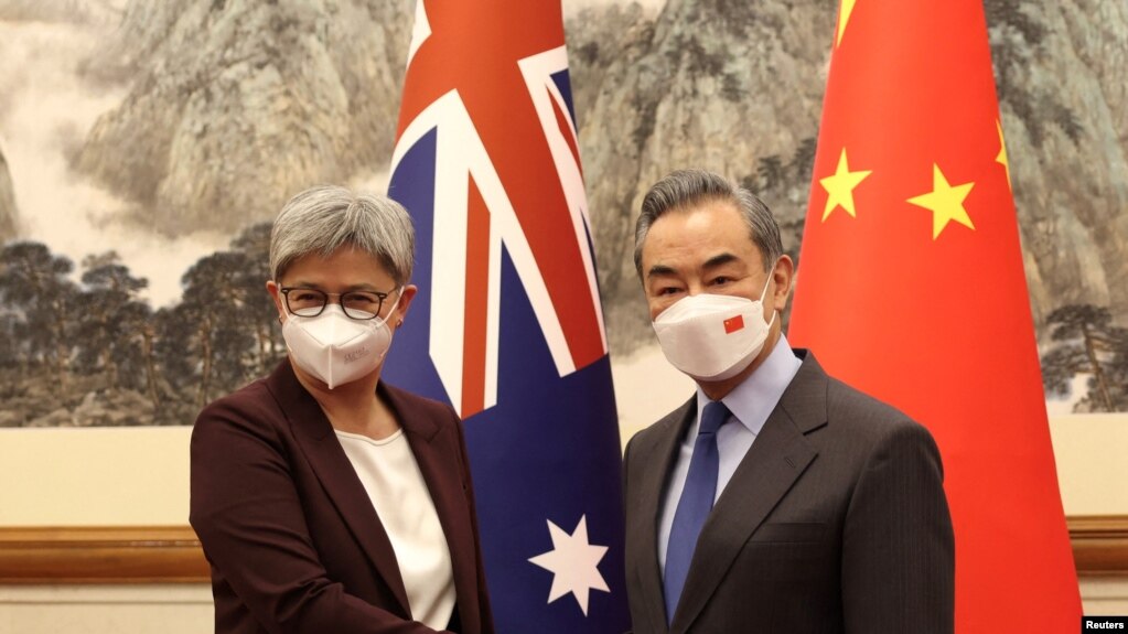 澳大利亚外长黄英贤2022年12月21日在北京会见中国外长王毅。（路透社转发）(photo:VOA)