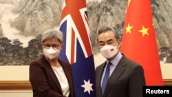 澳大利亞外長黃英賢2022年12月21日在北京會見中國外長王毅。 （路透社轉發）