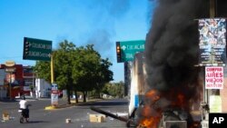 Një kamion duke djegur në rrugët e qytetit Culiacan, pas arrestimit të Ovidio Guzmanit (5 janar 2023)