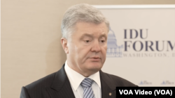 El expresidente ucraniano Petro Poroshenko se ve en esta captura de pantalla de una entrevista con la VOA.