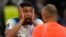 Jwe Britanik Jude Bellingham reyaji devan abit Wilton Sampaio pandan match ka de final seleksyon nasyonal Anglete a kont La Frans, Samdi 10 Desanm, 2022. 