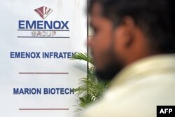 Kantor Marion Biotech, sebuah perusahaan farmasi di Noida di pinggiran New Delhi pada 29 Desember 2022. Otoritas India menghentikan produksi di sebuah perusahaan farmasi yang sedang diselidiki karena sirup obat batuk yang ditengarai terkait dengan kematian sedikitnya 18 anak. (Foto: AFP)