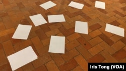 多张A4白纸散落在香港大学校园的地上 (美国之音/汤惠芸)