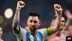 Ajanten Lionel Messi selebre viktwa ekip Ajantin sou Ostrali 2-1 nan Mondyal Foutbol Qatar la, 3 Desanm, 2022. 
