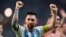 Ajanten Lionel Messi selebre viktwa ekip Ajantin sou Ostrali 2-1 nan Mondyal Foutbol Qatar la, 3 Desanm, 2022. 