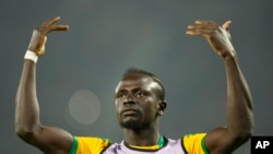Le Sénégalais Sadio Mané lord du début de la finale de la Coupe d'Afrique des Nations 2022 entre le Sénégal et l'Égypte à Yaoundé, le 6 février 2022.