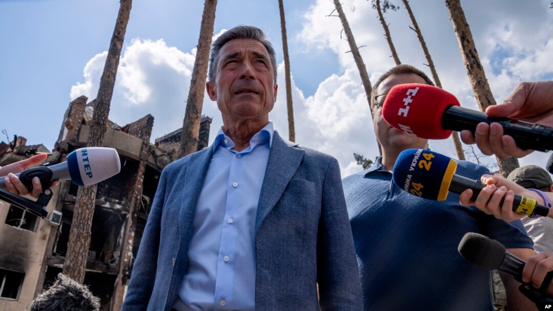 Bivši generalni sekretar NATO-a Anders Fog Rasmusen tokom posete Irpinu, u blizini Kijeva, Ukrajina, 1. jul 2022. (Foto: AP/Nariman El-Mofty)