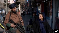 Kabul မြို့တာလီဘန်တပ်သားတဦးအနီးမှ ဖြတ်လေ ျှာက်သွားတဲ့ မိန်းကလေးတဦး၊ ဒီဇင်ဘာ ၂၆၊၂၀၂၂