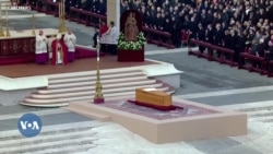 Le pape François et des milliers de fidèles rendent un dernier hommage à Benoît XVI