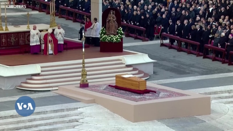 Le pape François et des milliers de fidèles rendent un dernier hommage à Benoît XVI