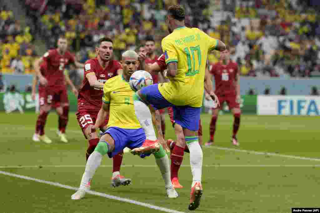 Neymar controla a bola em frente ao seu colega Richarlison, no jogo do Mundial frente à Sérvia no Lusail Stadium em Lusail. Qatar. 24 Nov, 2022