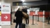 Pasajeros esperan el línea para someterse a una prueba de COVID-19 en el aeropuerto de Bruselas, Bélgica, el 2 de enero de 2023.