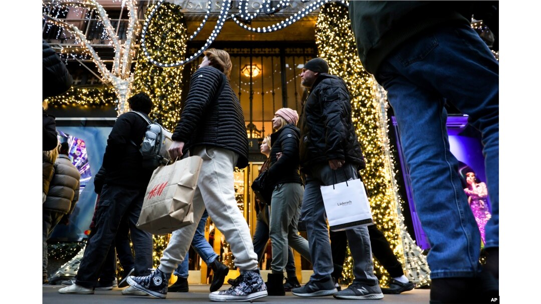Suasana belanja akhir tahun di Fifth Avenue, New York, Senin, 19 Desember 2022. (AP/Julia Nikhinson)