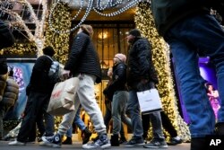 Suasana belanja akhir tahun di Fifth Avenue, New York, Senin, 19 Desember 2022. (AP/Julia Nikhinson)