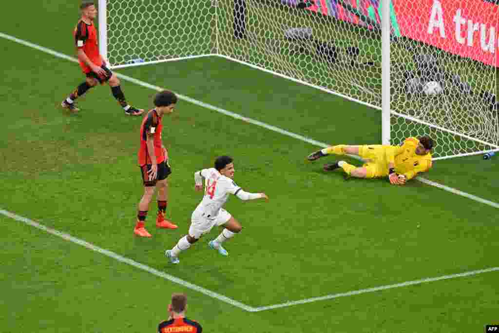 Attaquant ya Maroc #14 Zakaria Aboukhalal (C) azali kosepela nsima na kotia mongete na match na Belgique na groupe F ya Mondial Qatar 2022 na stade Al-Thumama, Doha, 27 novembre 2022. (Photo Glyn KIRK /AFP)