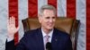 Ketua DPR AS yang baru Kevin McCarthy dilantik setelah terpilih sebagai Ketua DPR AS berikutnya dalam pemungutan suara putaran ke-15 di Gedung Capitol di Washington, AS, 7 Januari 2023. (Foto: REUTERS/Evelyn Hockstein)