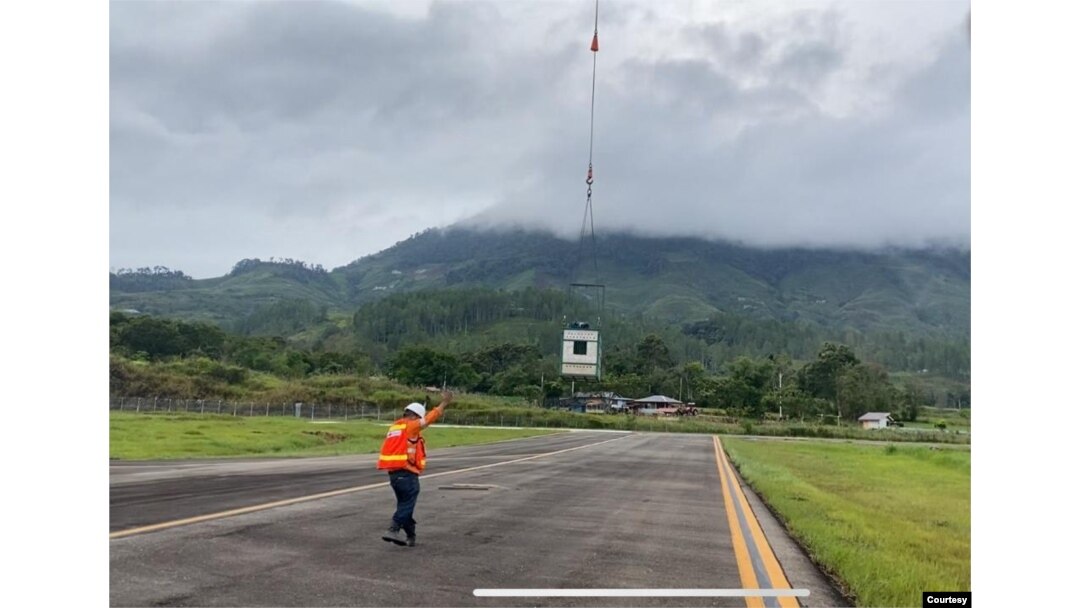 Keterangan foto: Harimau Sumatra bernama Bestie saat dibawa menggunakan helikopter dari Bandara Blangkejeren, Kabupaten Gayo Lues, Provinsi Aceh, Jumat 25 November 2022. (Courtesy: BBKSDA SUMUT)