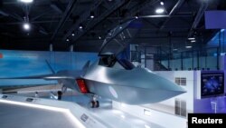 Розробка британського літака винищувача Tempest («Буря»), що буде використана у британсько-італійсько-японському проекті. На світлині - модель показана на авіаційній виставці Фарнборо 16 липня 2018 р.