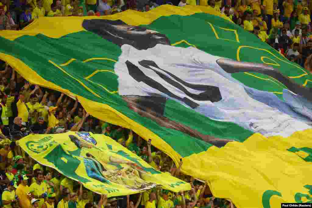 هوادارن پلی، اسطورهٔ فوتبال برازیل در ستدیوم ورزشی دوحه با اهتزاز عکس او برایش آرزوی سلامتی کردند.