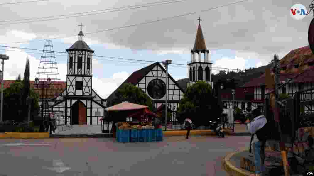 Las cúpulas de la iglesia local se alzan en la Colonia Tovar, un asentamiento alemán en Venezuela. Foto: Nicole Kolster, VOA.