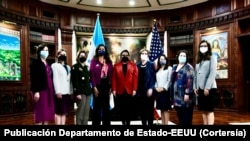 La presidenta de Honduras, Xiomara Castro (de rojo, al centro), recibe en la Casa Presidencial a la delegación de EEUU, que asistió a la celebración de los Diálogos Estratégicos y de Derechos Humanos entre ambos gobiernos, en Tegucigalpa, la capital, el 10 enero 2022.