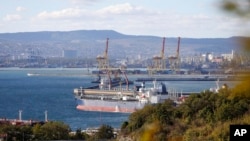 Sebuah kapal tanker pembawa minyak tampak merapat ke area komplek Sheskharis di Novorossiysk, Rusia, pada 11 Oktober 2022. Sheskharis merupakan salah satu fasilitas pengolahan minyak terbesar di selatan Rusia. (Foto: AP)