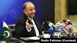 پاڪستان جو توانائيءَ جو مملڪتي وزير، مصدق ملڪ اخباري ڪانفرنس ڪندي.