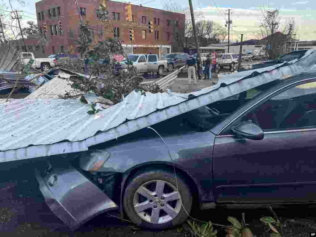 En todo el país, hubo 33 informes separados de tornados el jueves del Servicio Meteorológico Nacional hasta el mismo día por la noche, con un puñado de advertencias de tornado aún vigentes en Georgia, Carolina del Sur y Carolina del Norte.