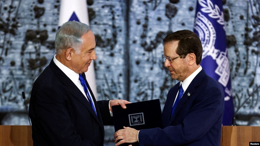 以色列总统赫尔佐格在总统府交给内塔尼亚胡组建新政府的授权（2022年11月14日）(photo:VOA)