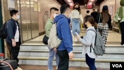 多名便衣警员在化名Anna的中国内地留学生结束维园举白纸示威后，跟踪她到铜锣湾地铁站出入口，要求Anna搭地铁离开 (美国之音/汤惠芸)