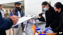 지난 4일 미국 뉴저지주 뉴어크공항에서 멕시코를 방문하고 돌아온 여행객들이 신종 코로나바이러스 감염 검사를 받고 있다.