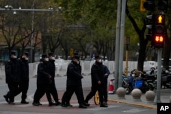 中国警察在北京市民11月27日晚间举行抗议活动的十字路口加强警力和巡逻。（2022年11月28日）