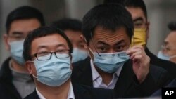 Njerëzit presin radhën për kontrollin rutinë për COVID-19 në Pekin