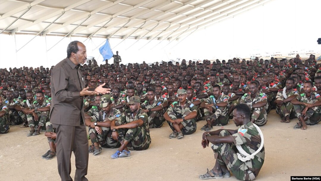 Xasan Sheekh la hadlaya ciidanka lagu tababarayo Eritrea