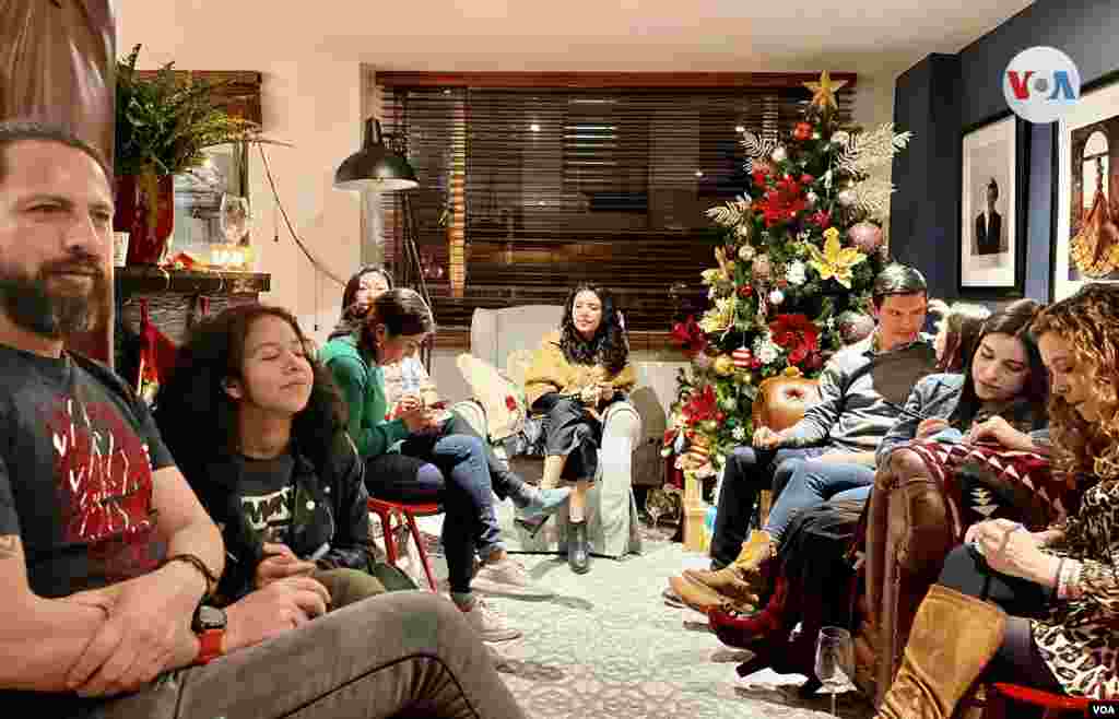 Generalmente, los seres queridos, como en este caso los amigos de la familia Espitia Rojas, se reúnen en los hogares para orar, o para compartir sus historias, anécdotas, anhelos y platillos navideños. [Foto: Cortesía Camilo Espitia]