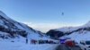 Sejumlah petugas evakuasi berdiri di dekat lokasi longsoran salju yang dilaporkan menimbun 10 orang di area ski Lech/Zuers di Arlberg, Austria, pada 25 Desember 2022. (Foto: Police Vorarlberg/Handout via Reuters)