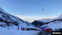 Regu penyelamat berdiri di dekat lokasi longsor salju yang sempat mengubur 10 pemain ski di area ski bebas Lech/Zuers di Arlberg, Austria, 25 Desember 2022. (Polisi Vorarlberg/Handout via REUTERS)