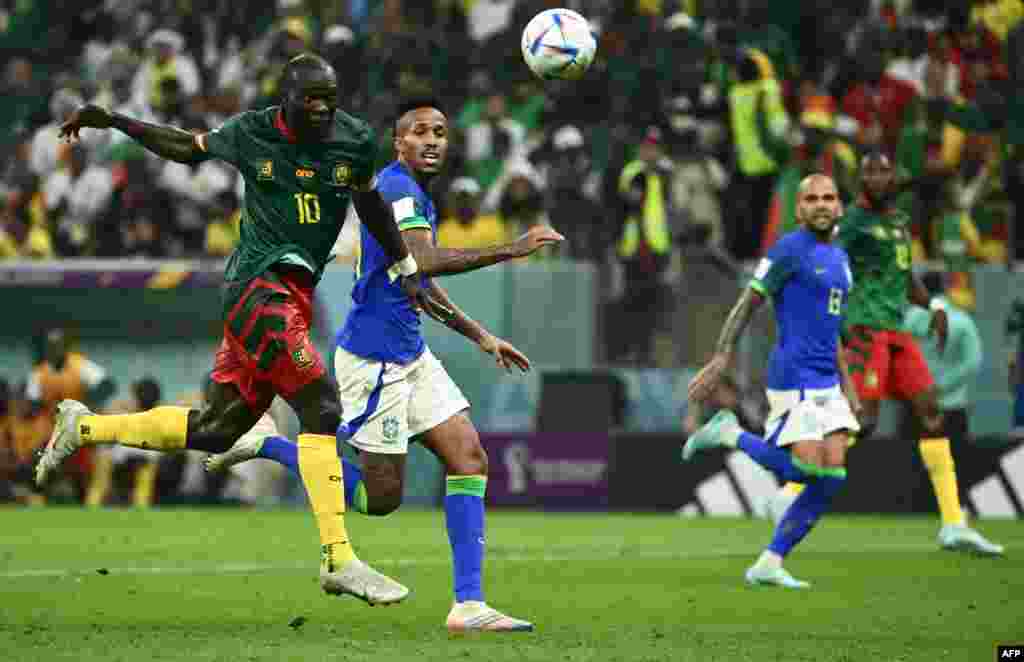 Attaquant ya Cameroun #10 Vincent Boubakar (G) abeti ndembo na motu mpe atie mongete na match na Brésil na groupeG ya Mondial Qatar 2022 na stade Lusail, Doha, 2 décemrbre 2022. (Photo by Jewel SAMAD / AFP)