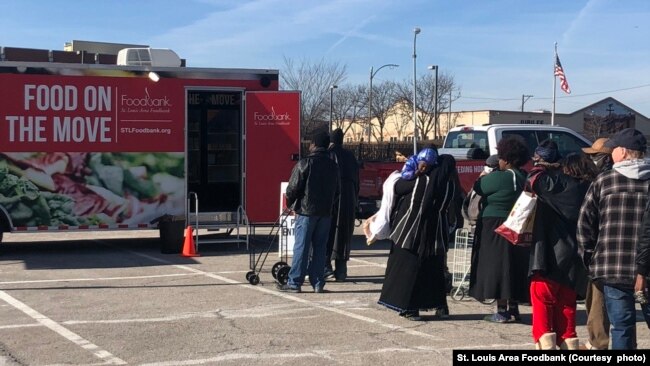 ARCHIVO - El programa Food on the Move del St. Louis Area Foodbank lleva suministros a personas en diferentes lugares del área, que incluyen iglesias y escuelas secundarias, 28 de febrero de 2022 (cortesía de St. Louis Area Foodbank)