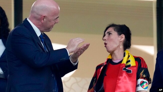 La ministra de Relaciones Exteriores de Bélgica, Hadja Lahbib, con un brazalete de 'One Love', habla con el presidente de la FIFA, Gianni Infantino, a la izquierda, durante un partido de la Copa del Mundo en Doha, Qatar, el 23 de noviembre de 2022.