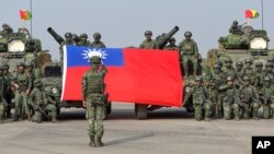 台灣士兵在高雄舉行抗擊中國軍隊入侵的軍演前拍集體合照。（2023年1月11日）