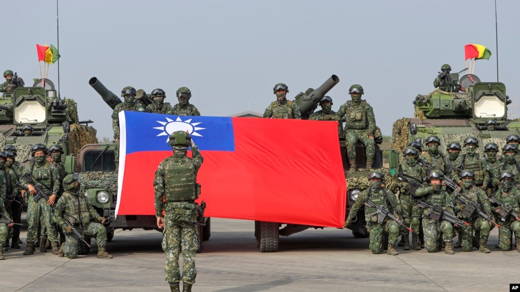 资料照片：台湾士兵在高雄举行抗击中国军队入侵的军演前拍集体合照。（2023年1月11日）(photo:VOA)