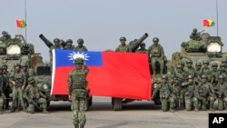 資料照片：台灣士兵在高雄舉行對抗中國軍隊入侵的軍演前拍集體合照。（2023年1月11日）
