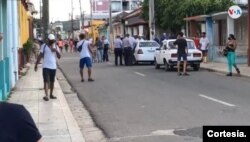 Roberto Pérez Fonseca (segundo a la izquierda y de espaldas) cuando reclamaba a los agentes por la detención de otros manifestantes. El 11 de julio de 2021 en San José de Las Lajas, Mayabeque, Cuba. [Foto: Cortesía entrevistado]