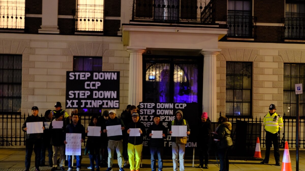 民众周日再到中国驻英大使馆外集会声援“白纸运动”