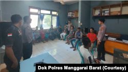 Polisi mengamankan sejumlah orang terkait tindak pidana perdagangan orang, termasuk 4 anak-anak dan satu perekrut untuk diperiksa di Mapolres Manggarai Barat. (Foto: Dok Polres Manggarai Barat)